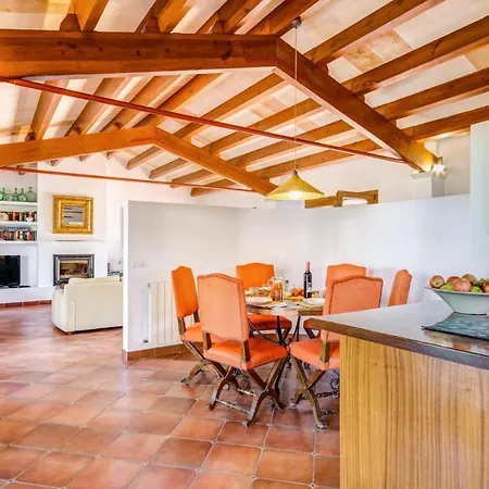 Sleeps 6 Wifi Villa